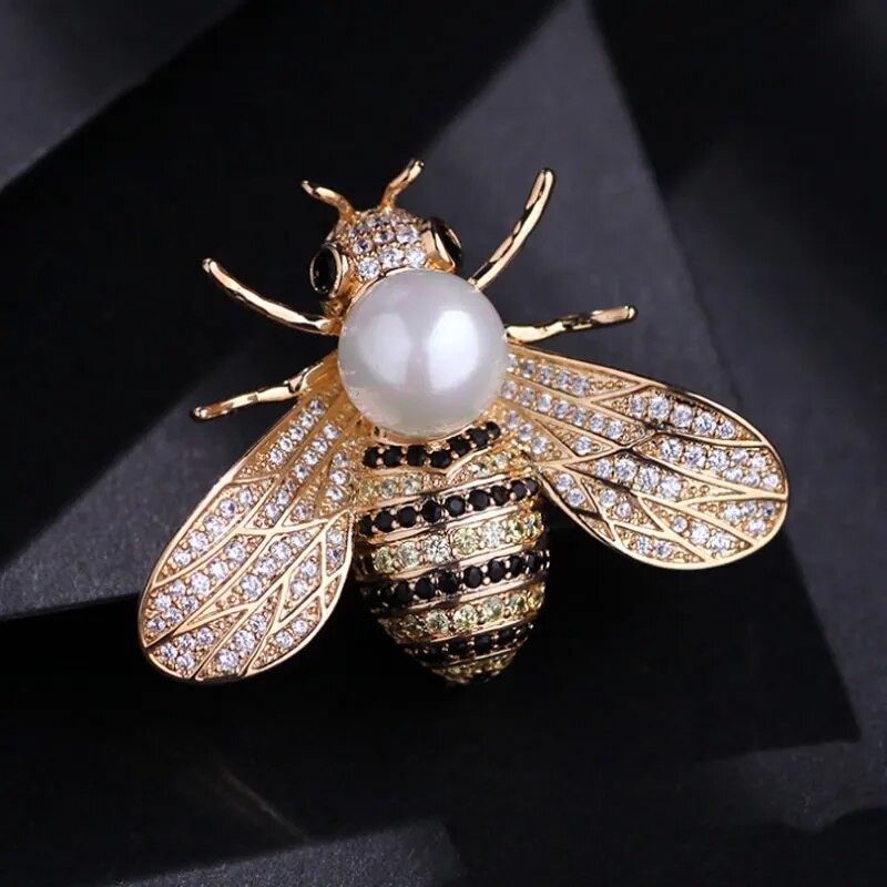 Bijen Parel broche voor Vrouwen: Delicate Bijen Broche met Kristallen